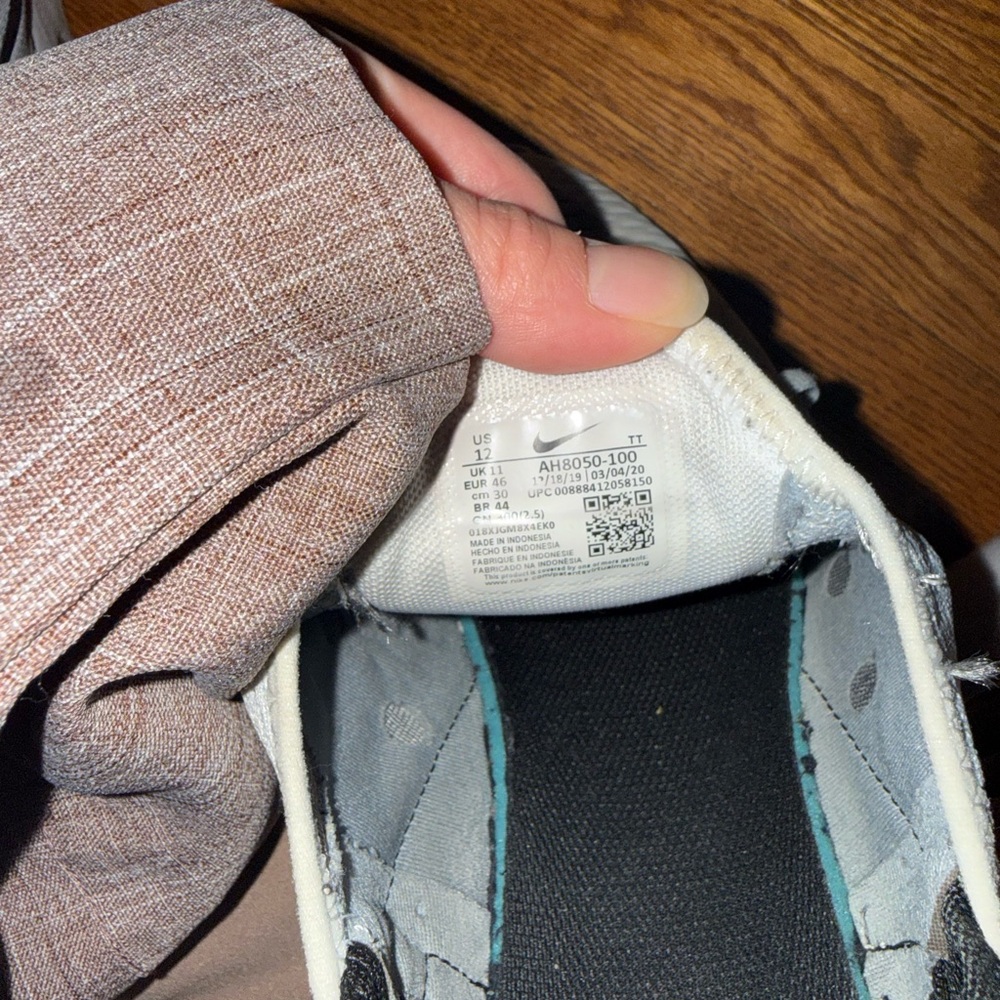 Men’s Nike White air max 270 Sneakers with Black Accents - Picture 3 of 3